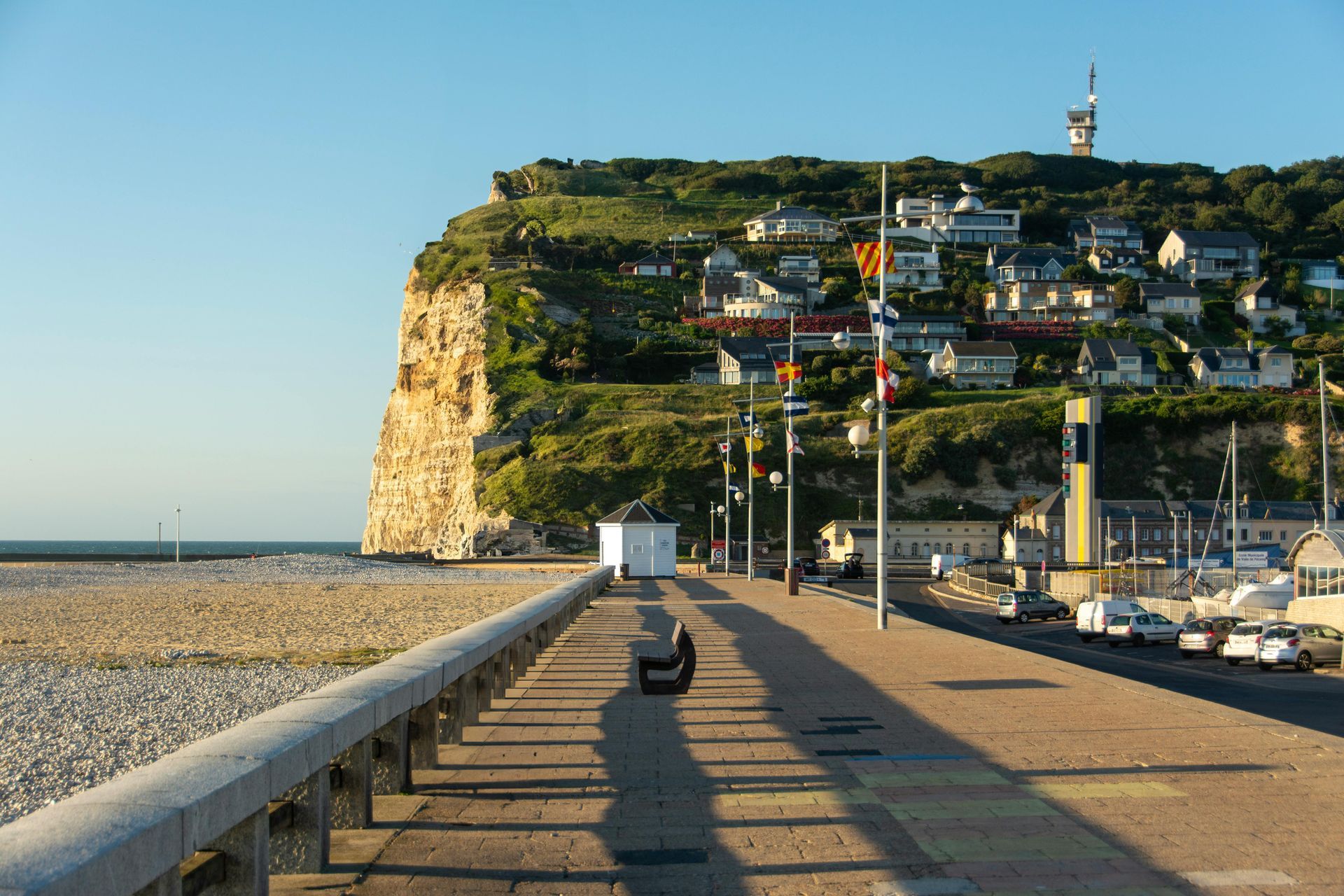 Une passerelle menant à une plage avec une falaise en arrière-plan à Fécamp en Normandie