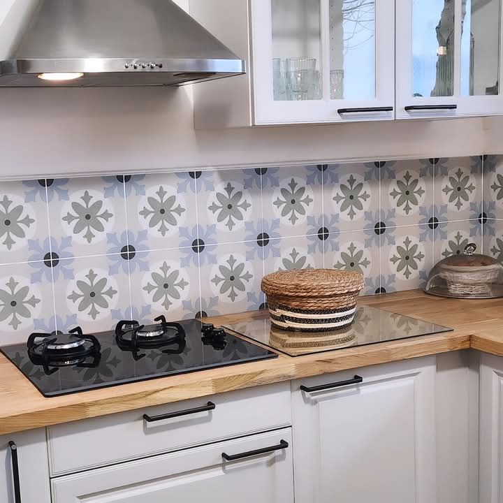 Une cuisine avec des armoires blanches et un four sur la cuisinière à Fécamp en Normandie