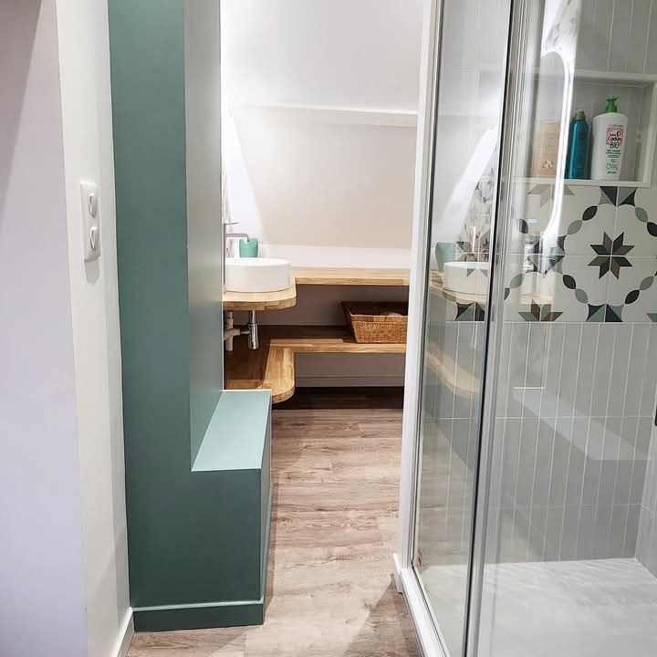 Une salle de bain avec un lavabo et une douche à l'italienne à Fécamp en Normandie