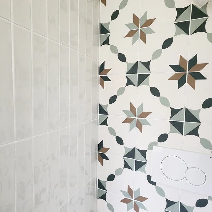 Un mur avec un motif de fleurs et de triangles dessus à Fécamp en Normandie