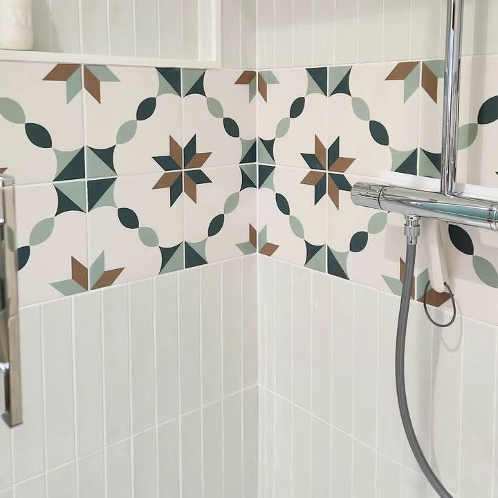 Une douche avec un motif géométrique sur le carrelage à Fécamp en Normandie