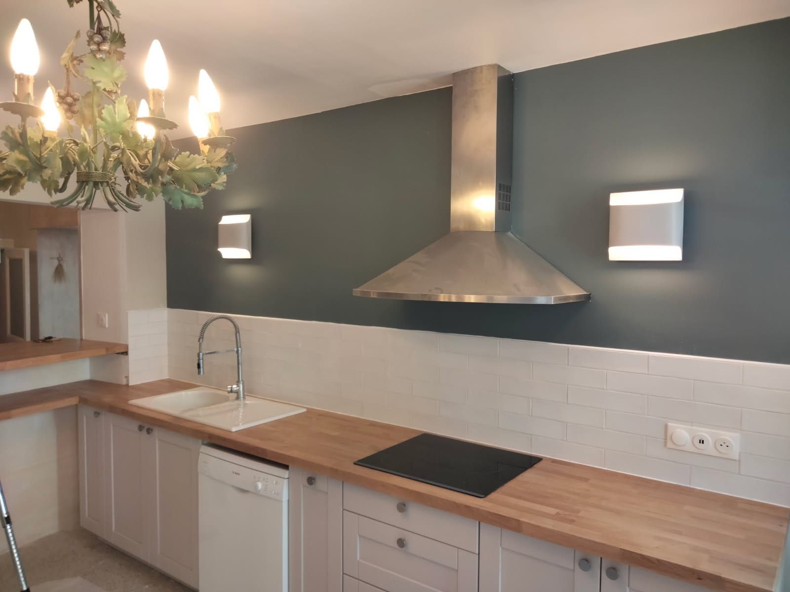 Un salon rempli de meubles et d'une télévision à Fécamp en Normandie