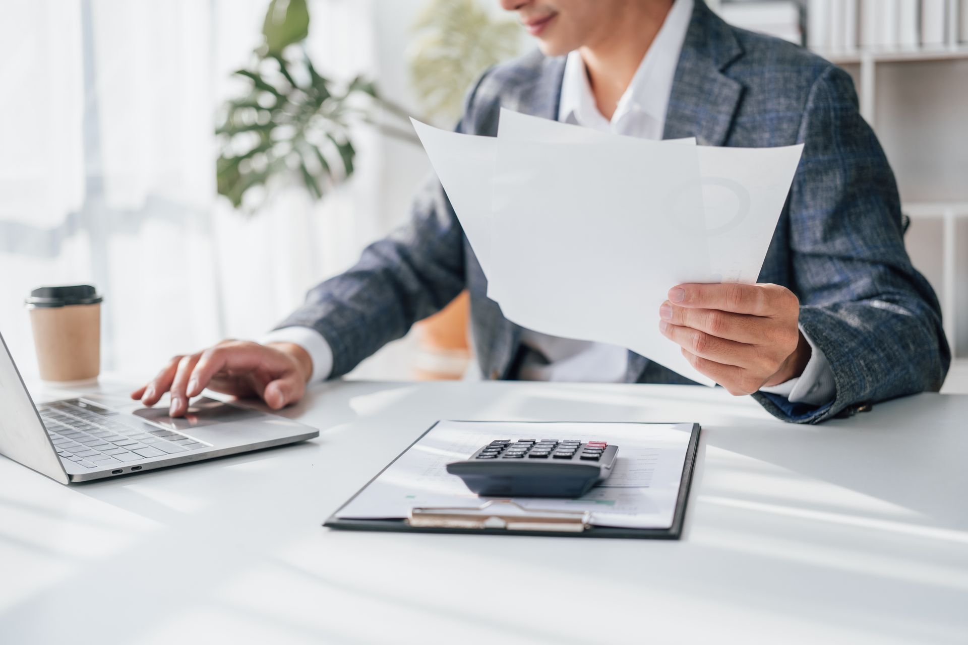 Geschäftsmann im Büro bei der Arbeit