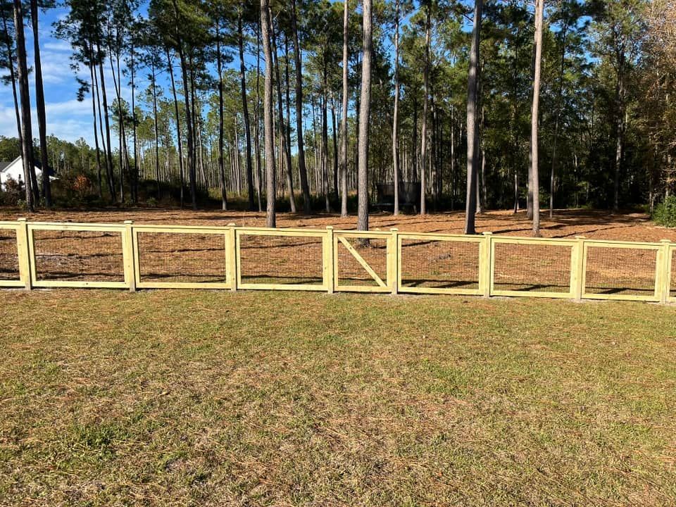 A wooden fence is sitting in the middle of a grassy field.