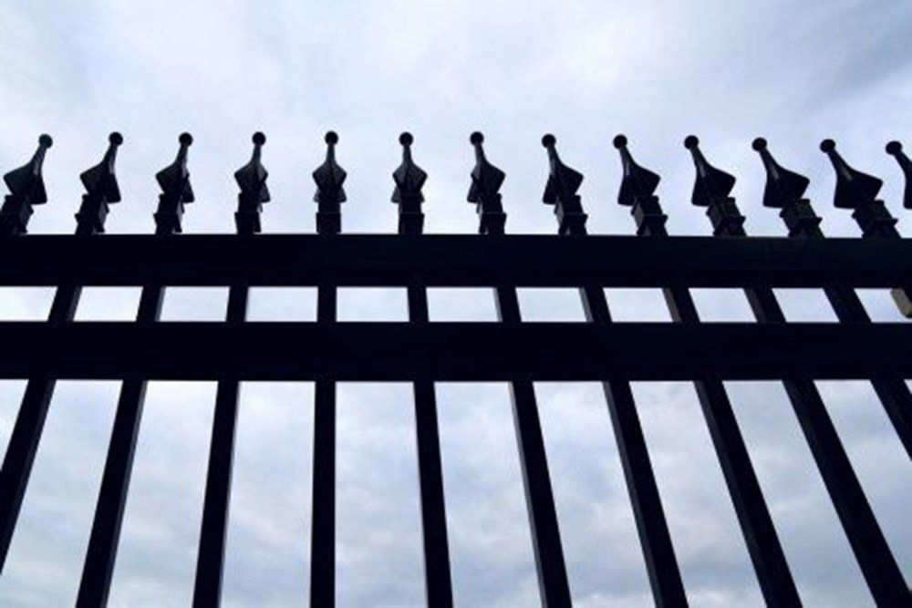 particolare di una ringhiera in ferro battuto