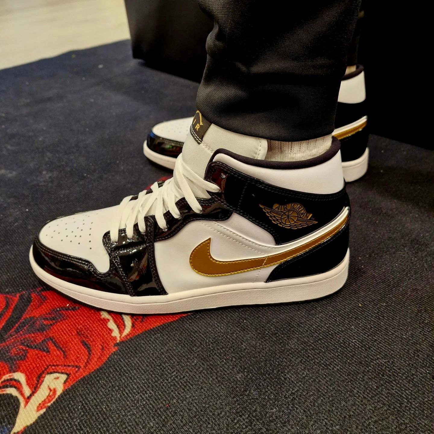 scarpe nere e bianche con logo oro Jordan a novara