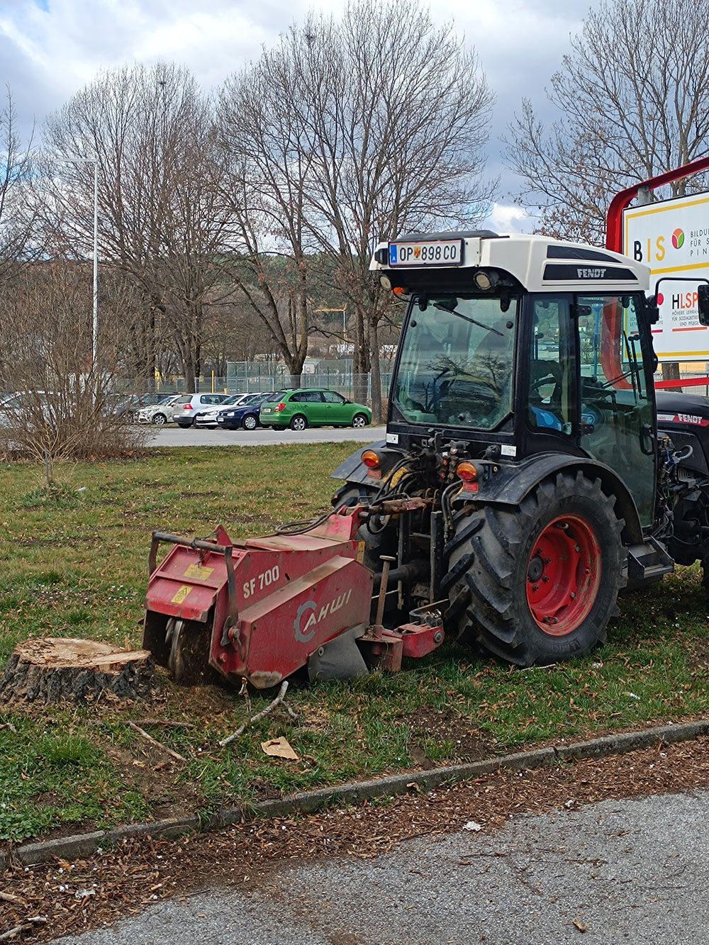 Baumstumpf Traktor Fräse