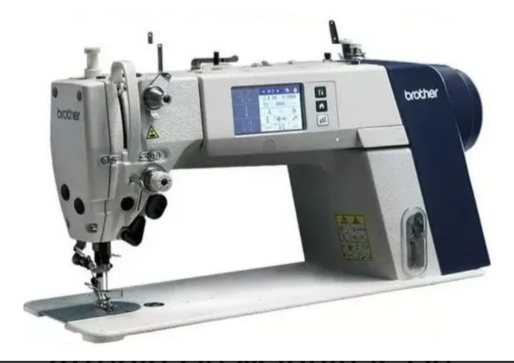 Una máquina de coser industrial Brother con interfaz de pantalla táctil; blanca y azul.