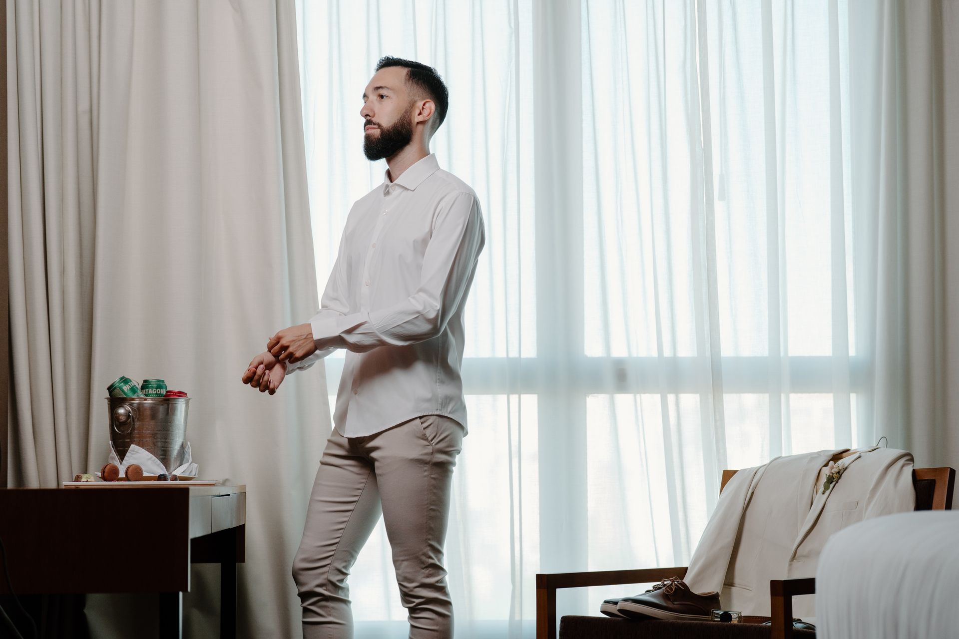 El vestíbulo de un hotel con un gran cuadro en la pared encima del mostrador de recepción.