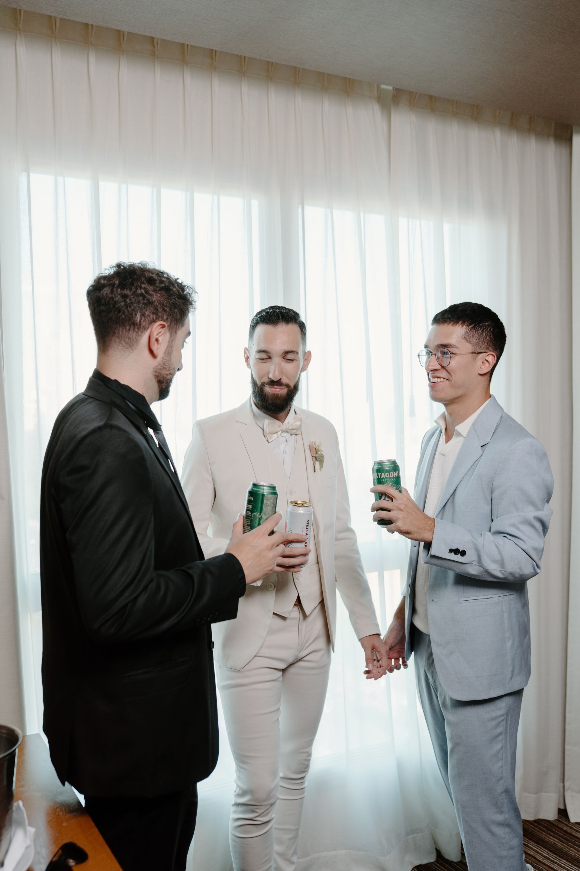 Un gimnasio grande con mucho equipamiento y muchas ventanas.