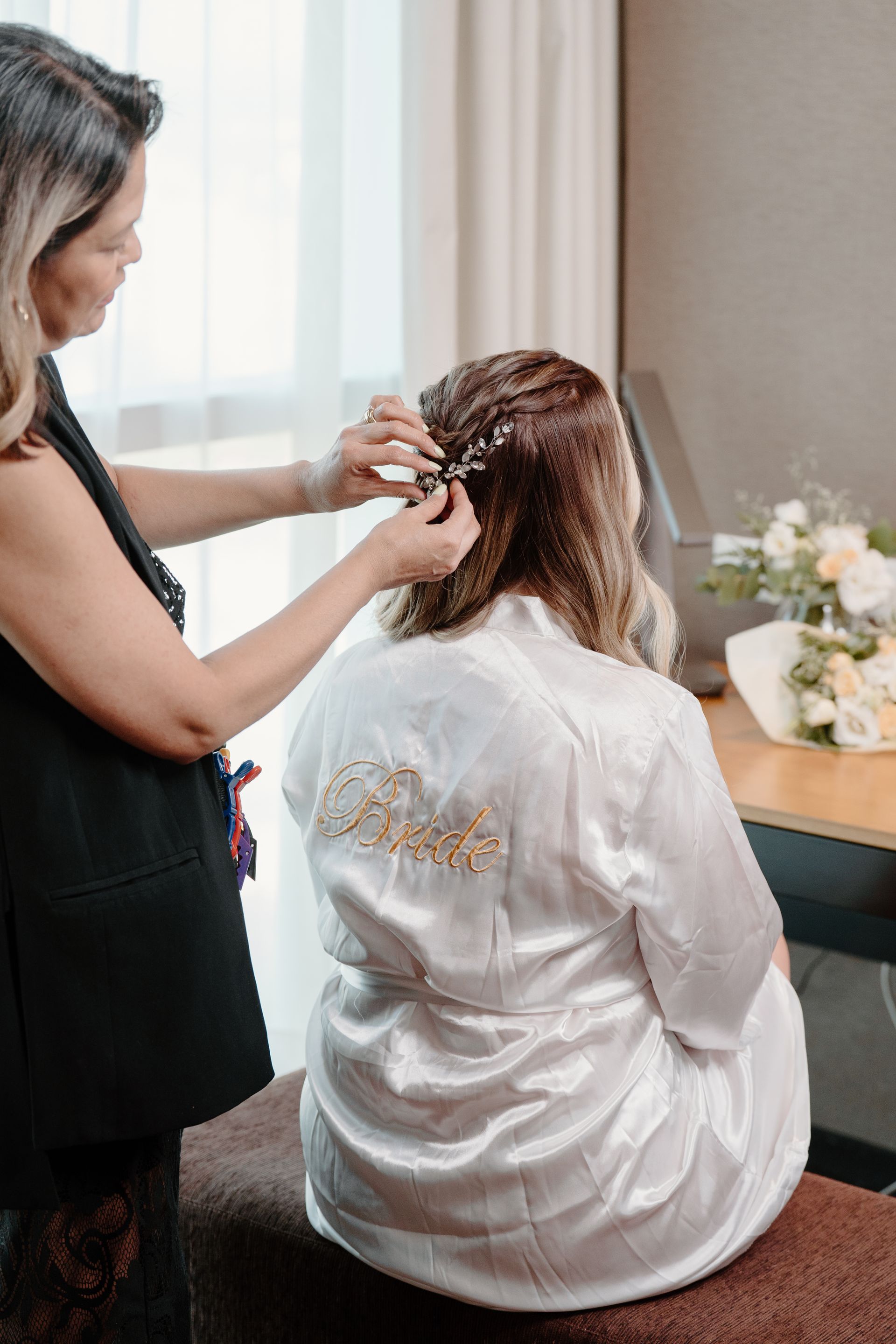 Un gran vestíbulo con muchas sillas y mesas y un gran ventanal.