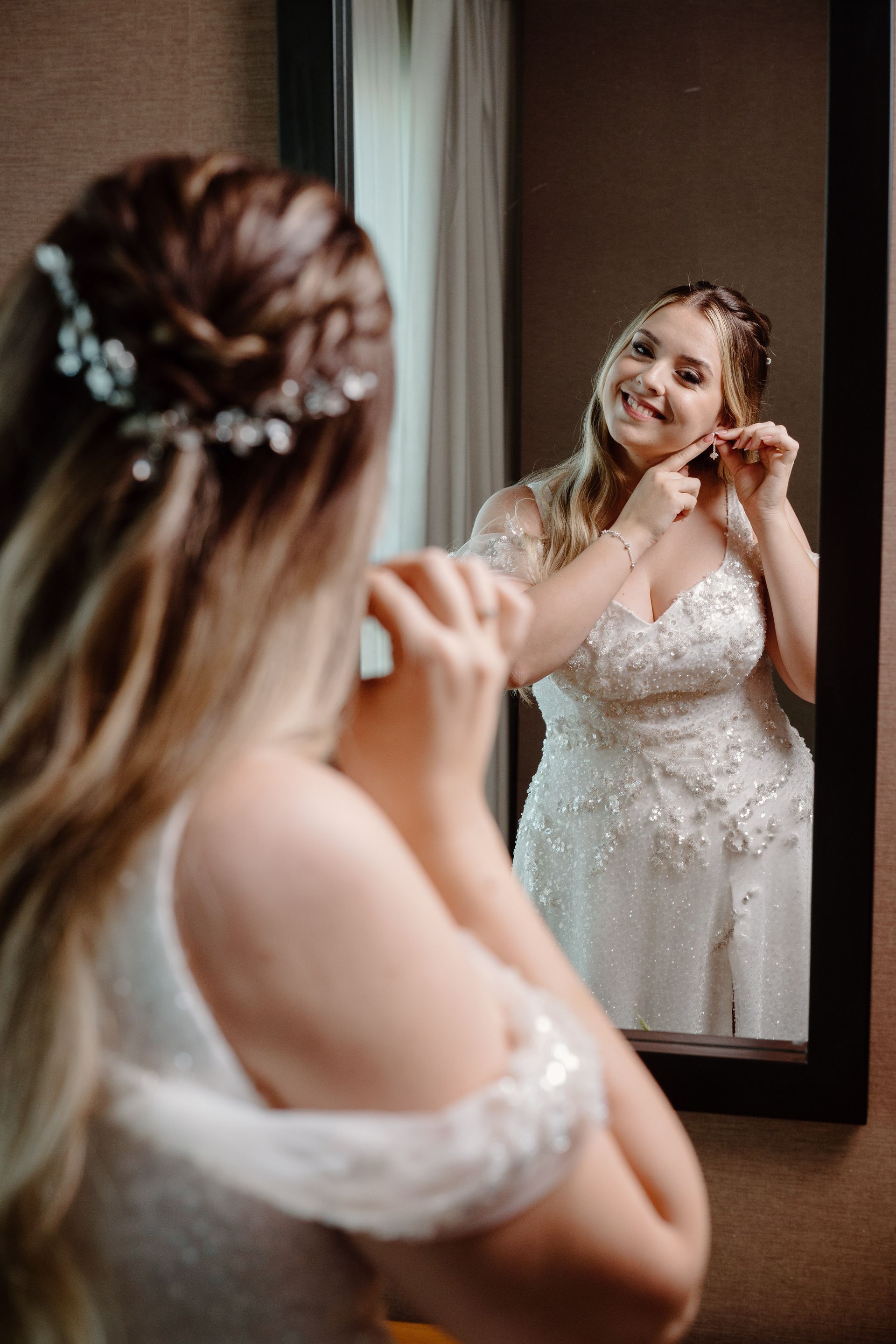 Una mujer con un vestido de novia está sentada en una cama.