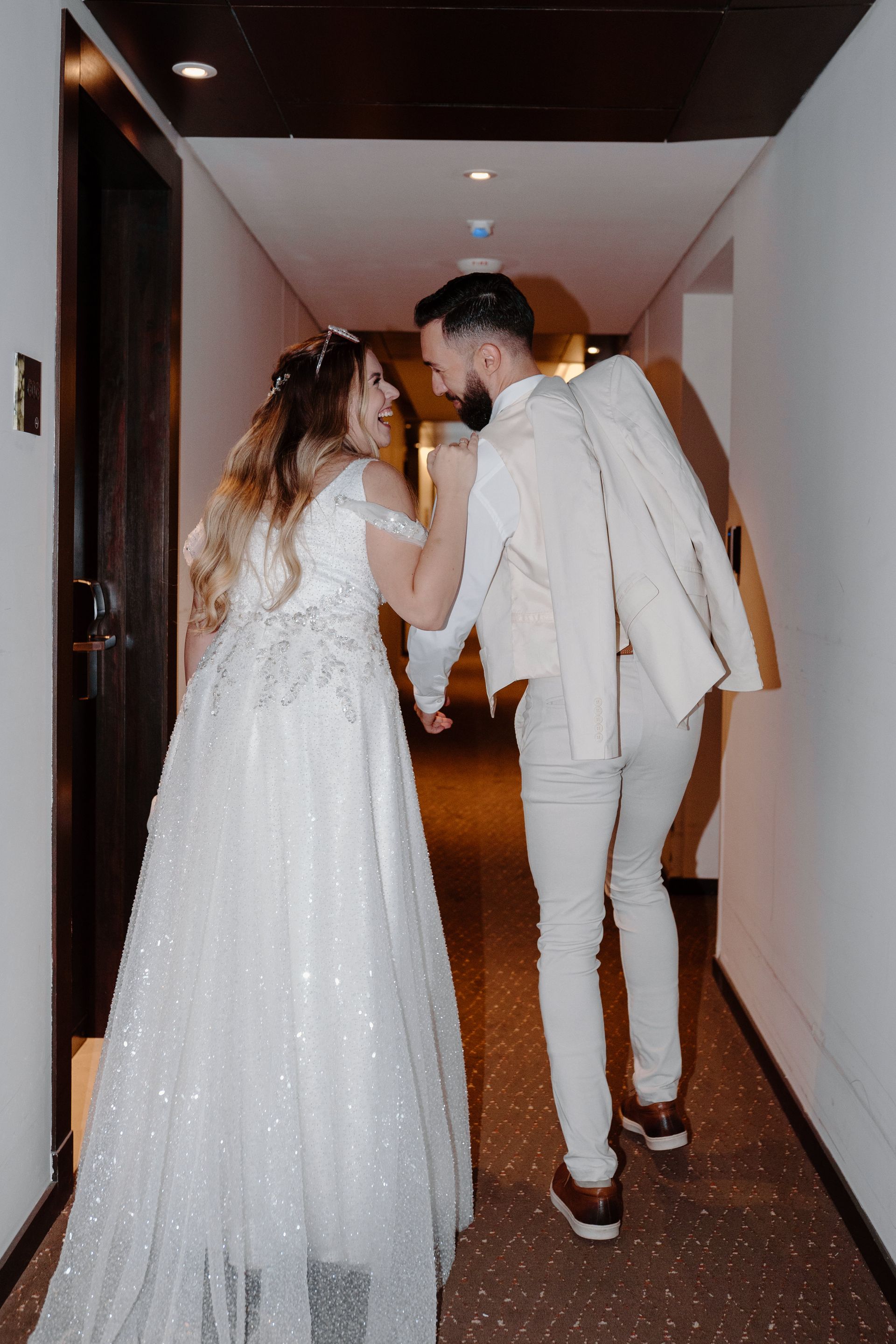 Una bandeja con postre y dos copas de vino.