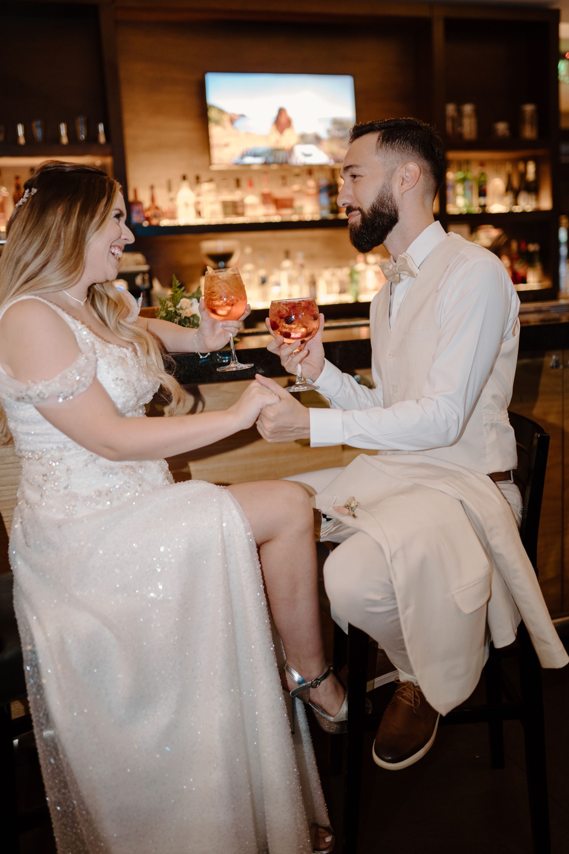 Una habitación de hotel con una cama grande y una ventana grande.