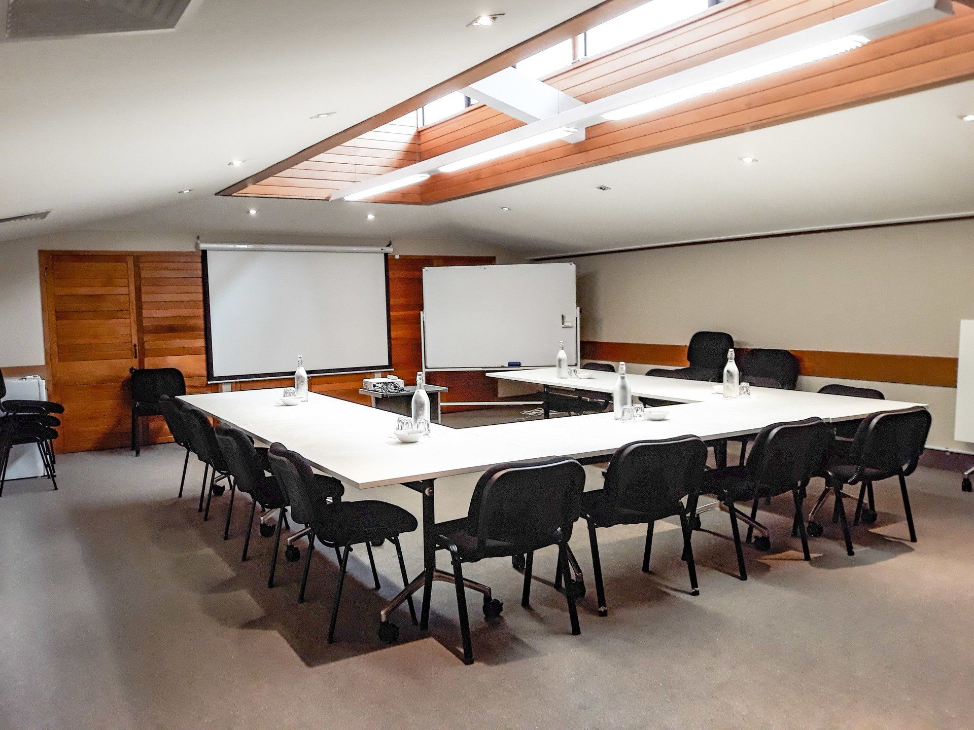 Boardroom hire - Wellington - projector, whiteboard, wifi