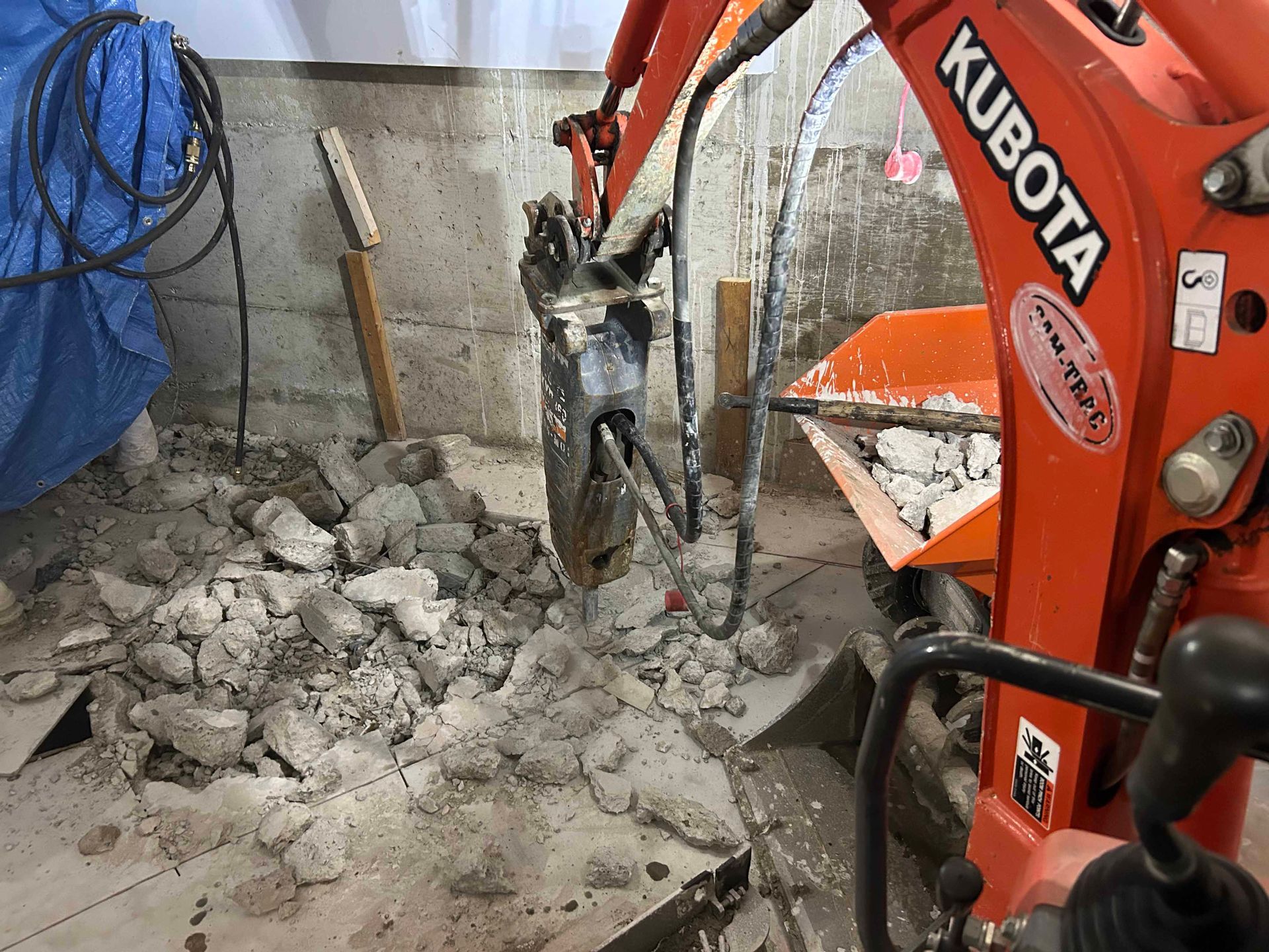 machine qui demolit du beton