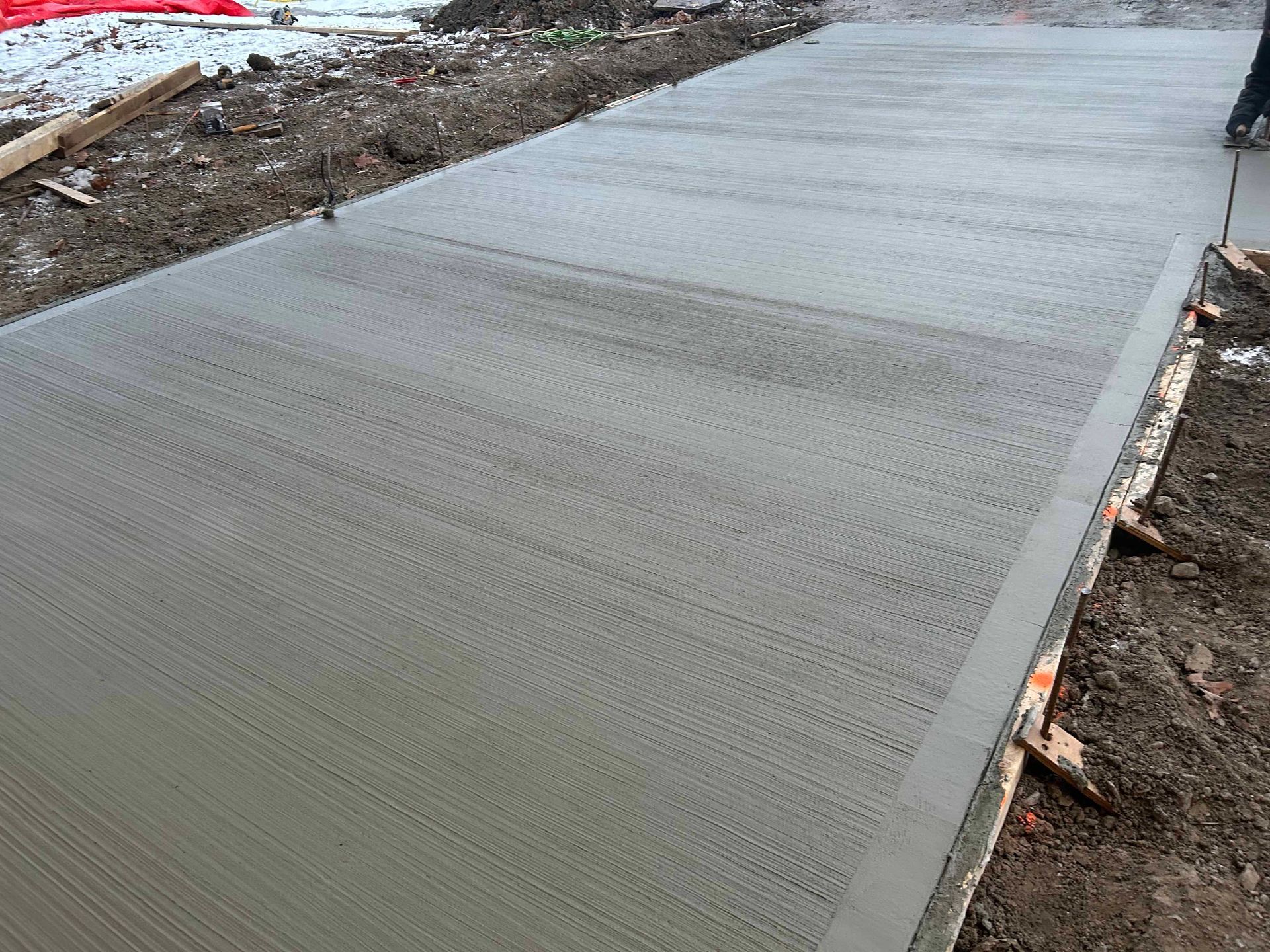 Un trottoir en béton est en cours de construction sur un chantier.