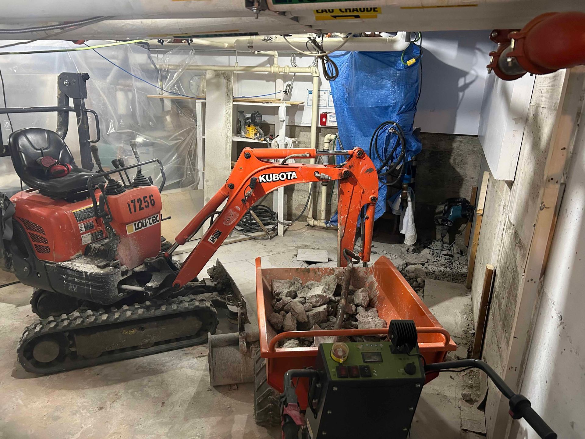 Quelques tracteurs sont assis dans un garage.