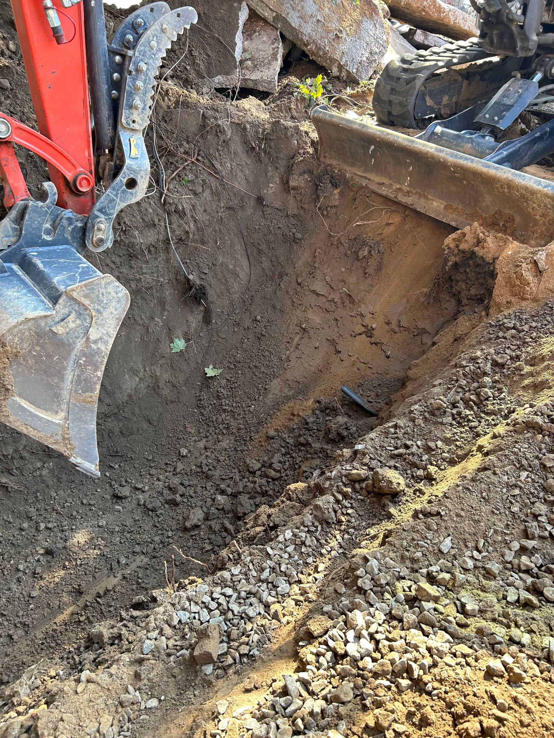 Un bulldozer creuse un trou dans le sol.