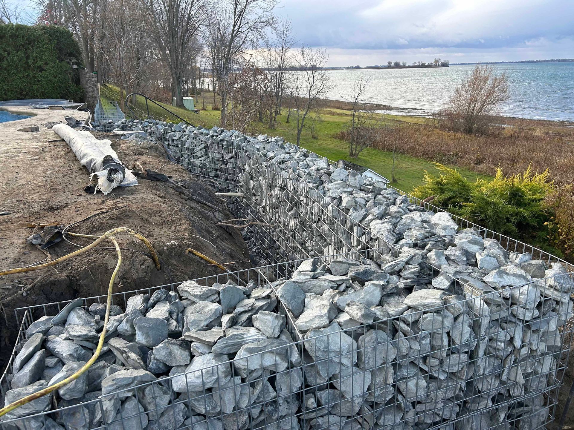 Un gros tas de rochers se trouve à côté d'un plan d'eau.