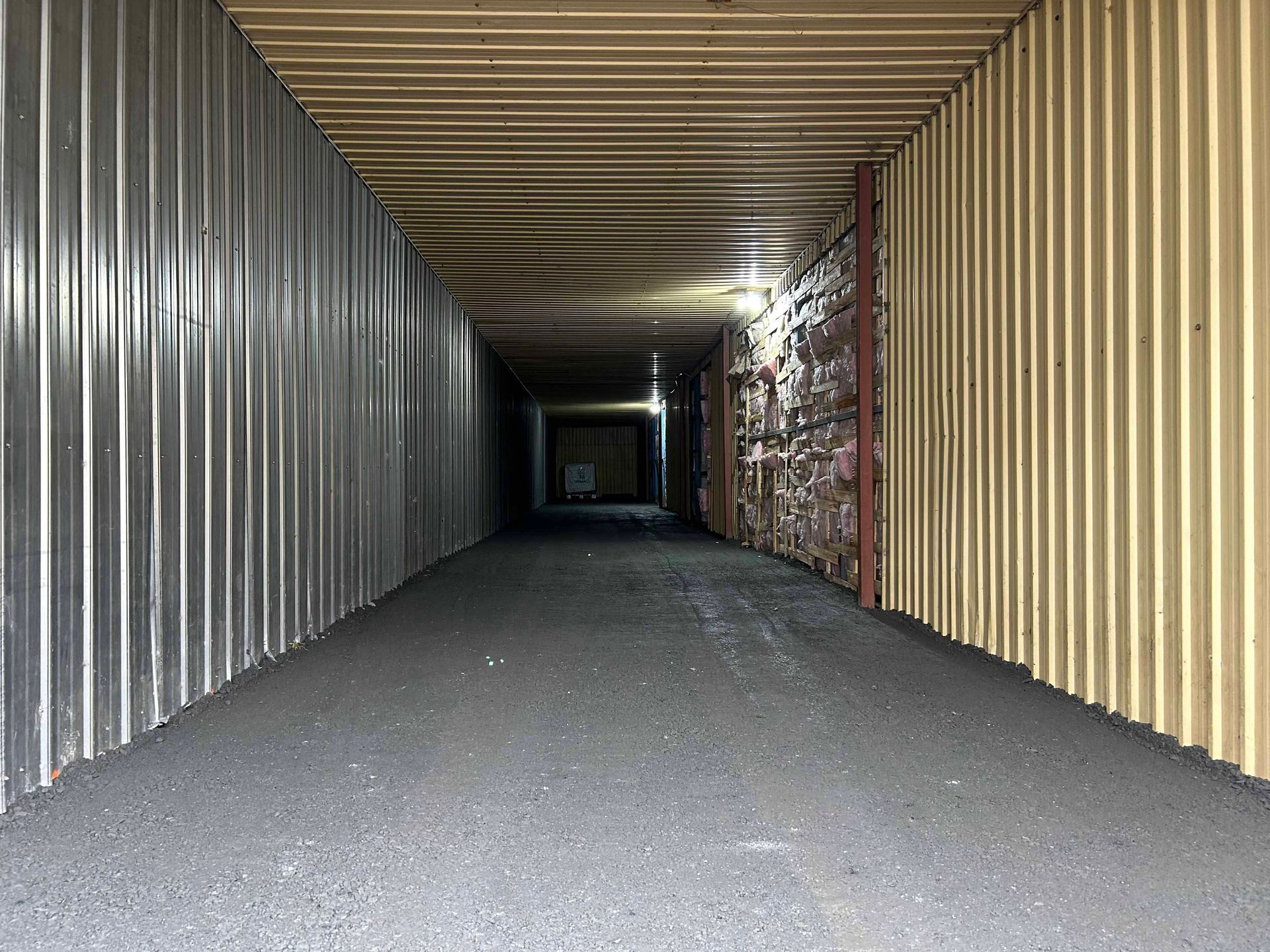 Un tunnel vide avec beaucoup de murs et un sol en béton.