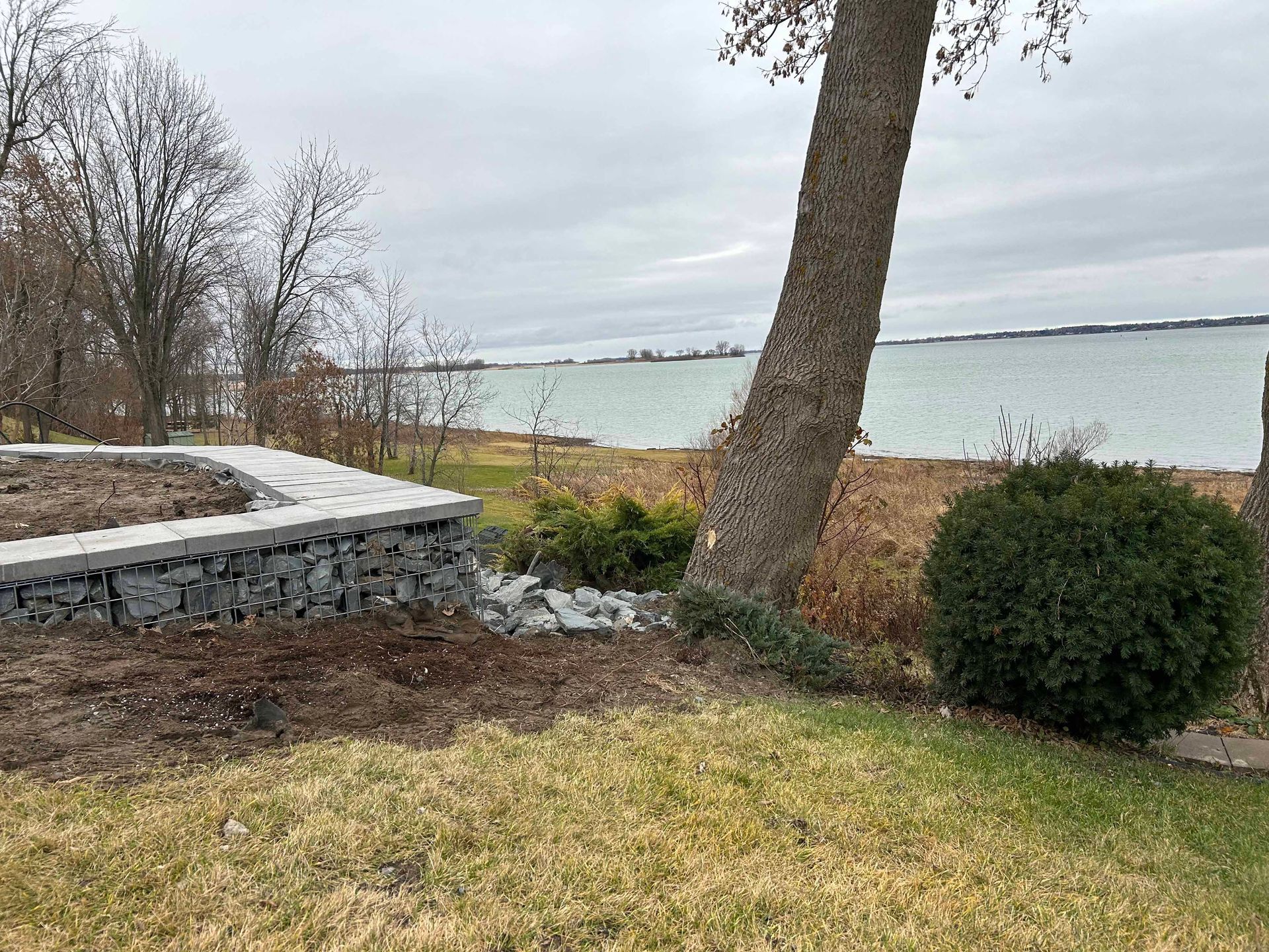 Il y a un foyer au milieu de la cour avec vue sur l'eau.