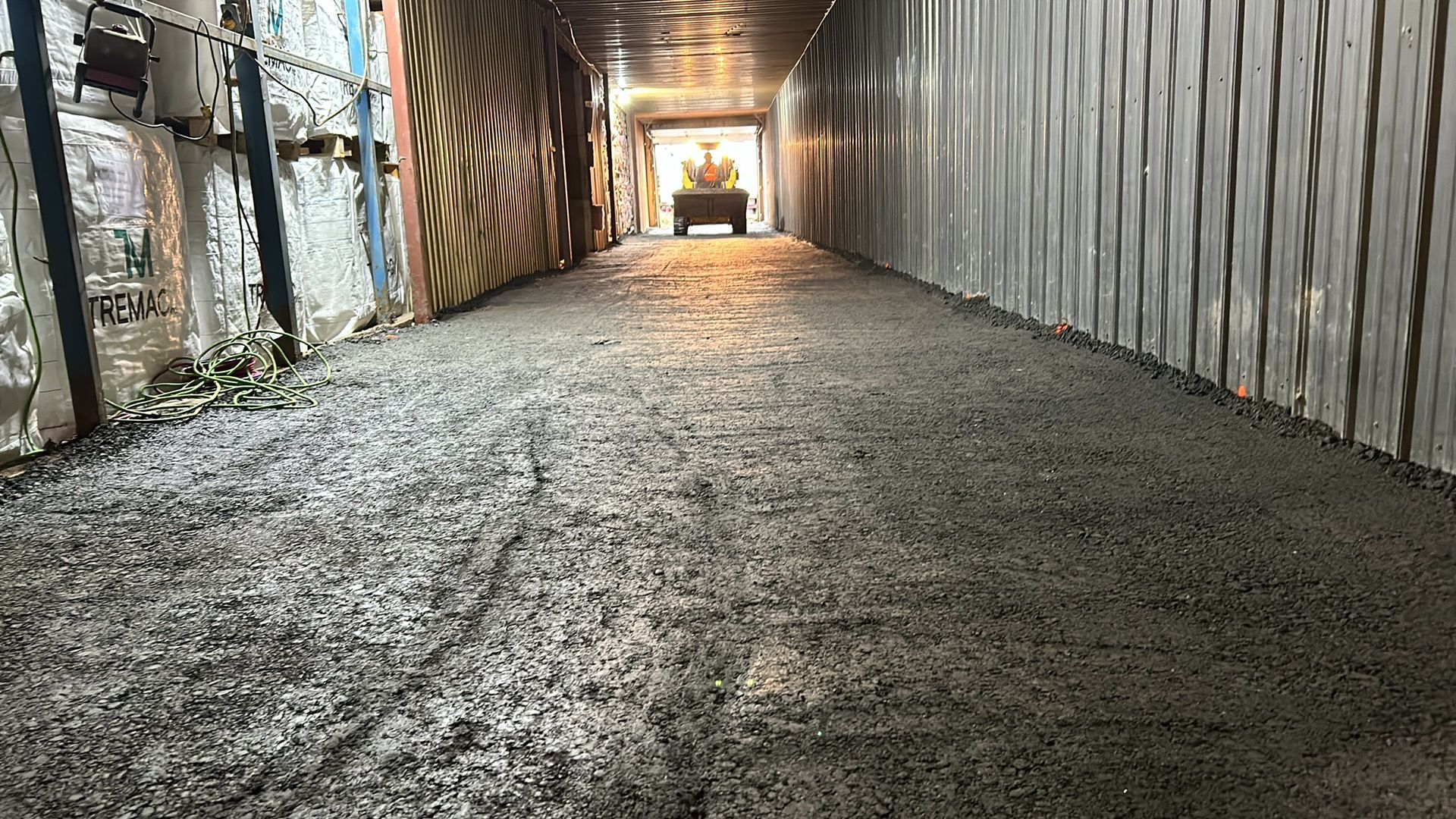 Un tunnel avec un tracteur qui le traverse.