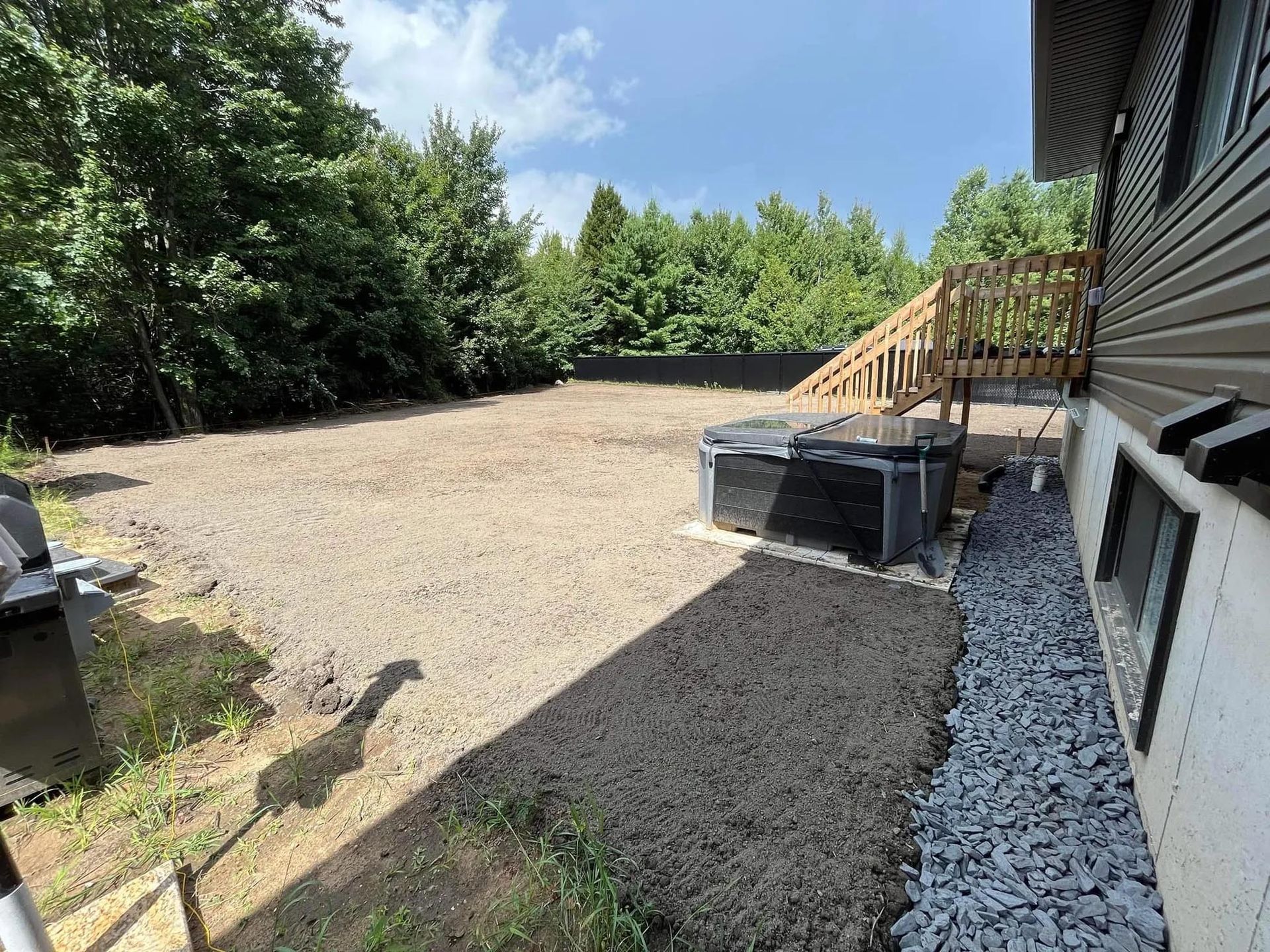 Il y a un jacuzzi dans l'arrière-cour d'une maison.