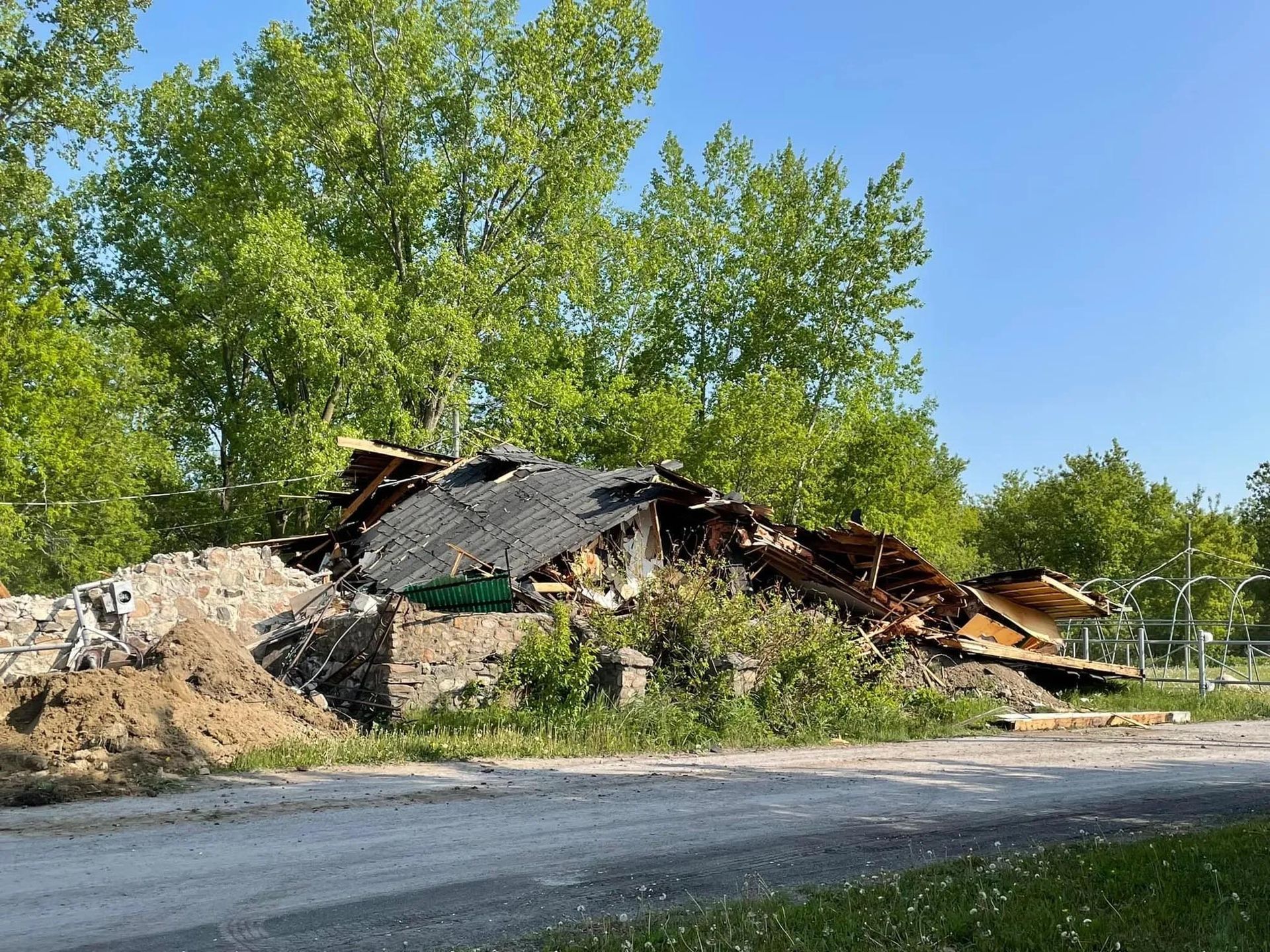 Un gros tas de terre se trouve sur le bord d'une route.
