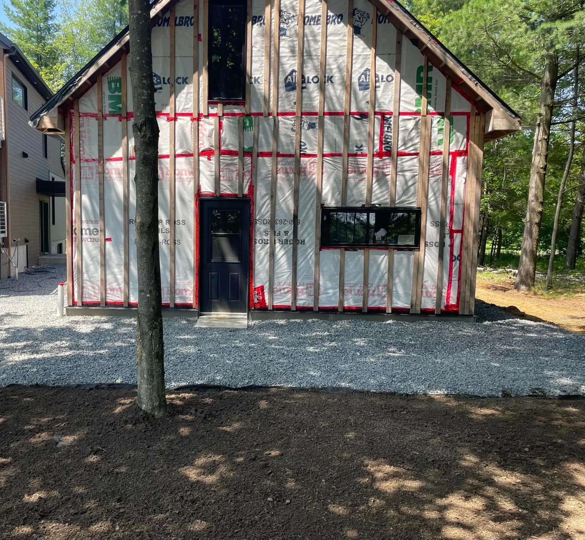 Une petite maison est en construction au milieu d'une forêt