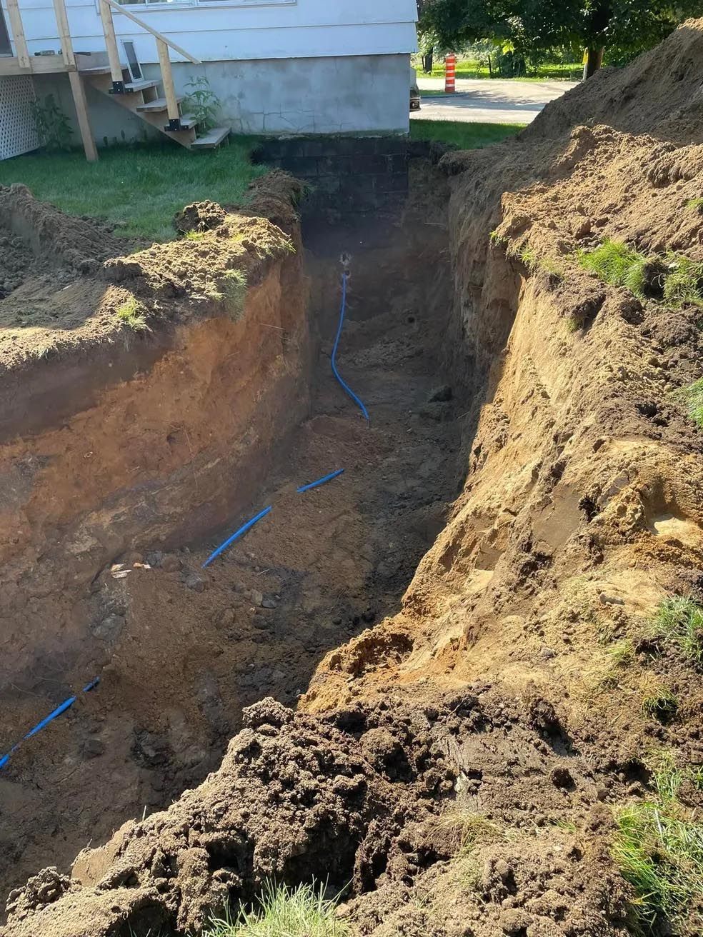 Un gros tas de terre se trouve à côté d'une maison.