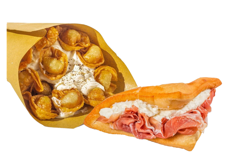 Un cono di tortellini fritti con salsa alla panna accanto a un triangolo di pasta fritta ripieno di prosciutto