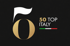 Logo per 50 Top Italy con un numero 5 stilizzato in oro e bandiera bianca