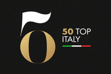 Logo per 50 Top Italy con un numero 5 stilizzato in oro e bandiera bianca