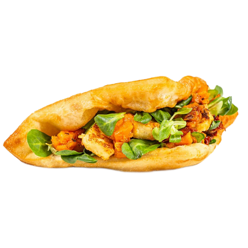 Un fagottino di pasta fritta dorata, ripiegato e ripieno di zucca arancione arrostita