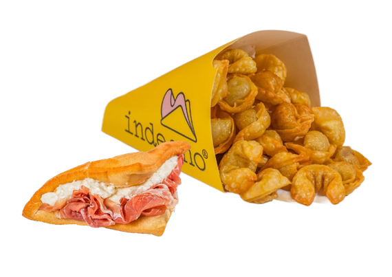 Una fetta di panino con prosciutto e formaggio accanto a un cono giallo ripieno di palline di pasta fritte