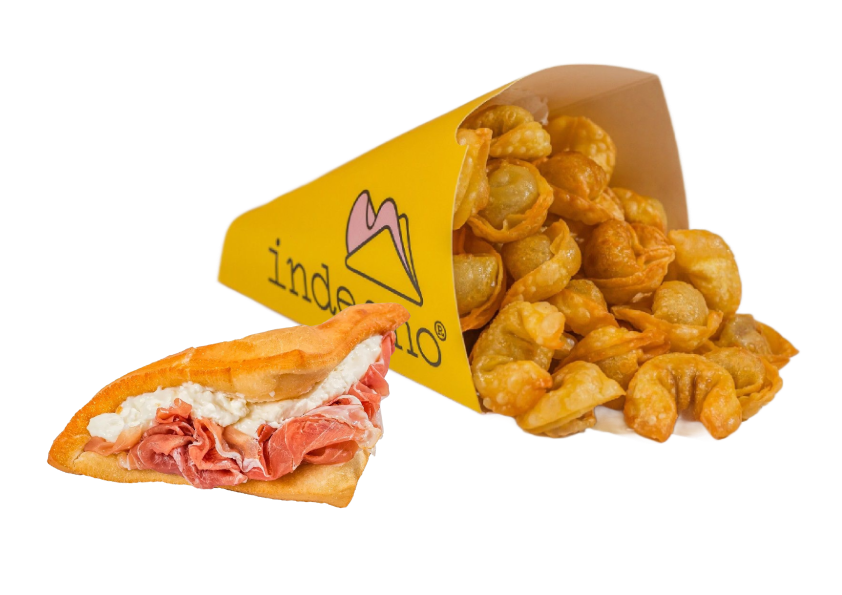 Una porzione triangolare di focaccia piegata con carne e formaggio