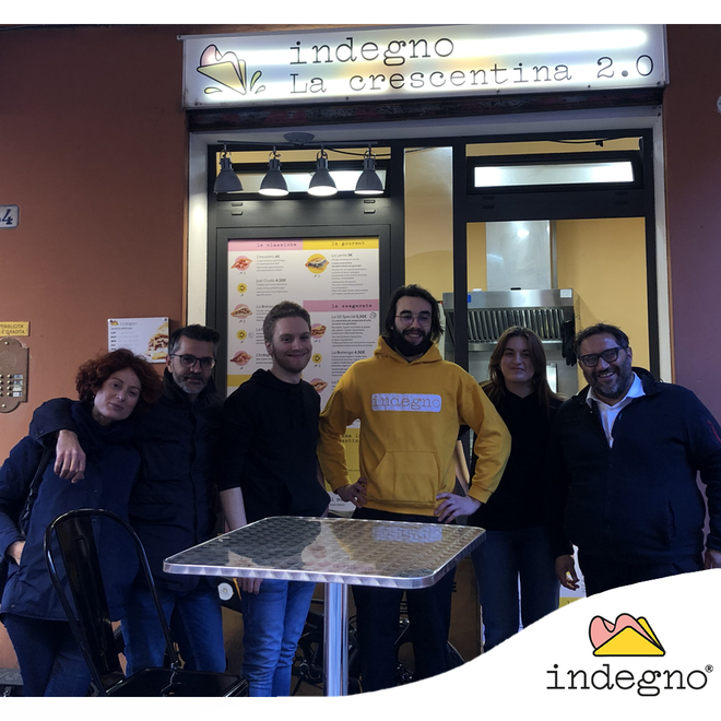 Sei persone sorridenti sono in piedi davanti alla vetrina di Indegno La Crescentina 2.0