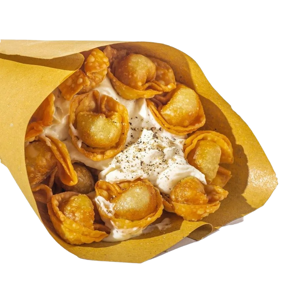 Un cono di carta ripieno di croccanti gnocchi fritti, guarnito con una cucchiaiata di panna bianca e cosparso di pepe nero.