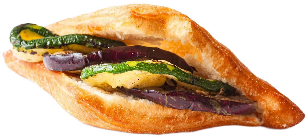 Un panino tostato e piegato, fatto con una focaccia farcita con fette arrostite di zucchine verdi