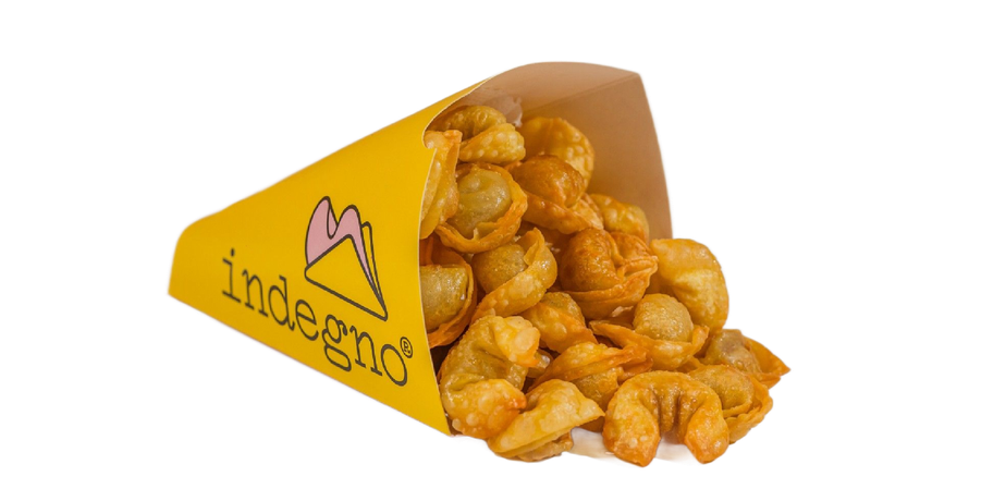 Gnocchi dorati fritti serviti in un cono di carta giallo con la scritta 