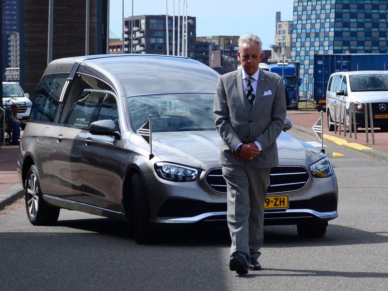 Een uitvaart in Naaldwijk en het plaatsen van de kist in de rouwauto