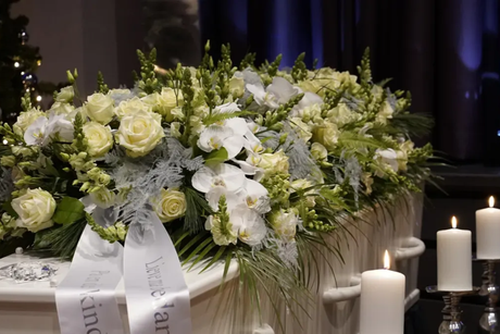 Uitvaartkist met witte bloemen
