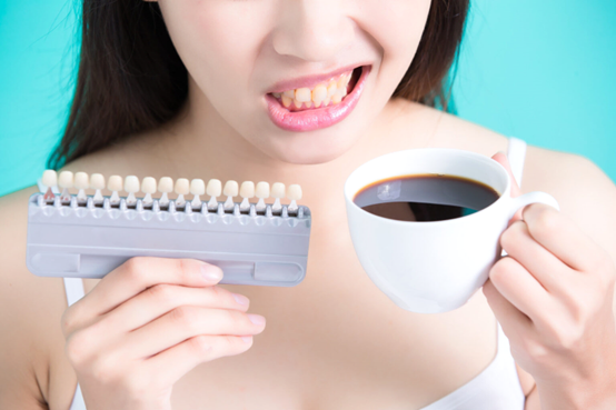 macchie marroni sui denti, macchie scure sui denti, denti gialli