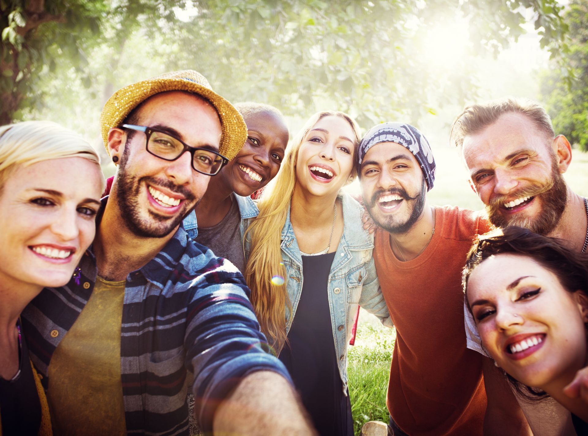 Persone che sorridono senza vergogna perché hanno un bel sorriso