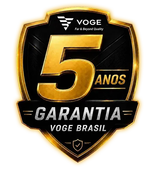 Emblema dourado e preto da Voge com “5 anos de garantia” e “Voge Brasil”