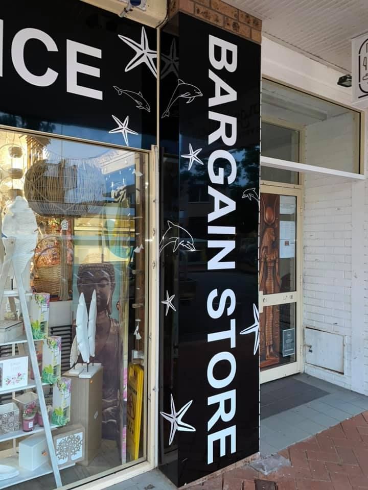 A store front with a sign that says bargain store