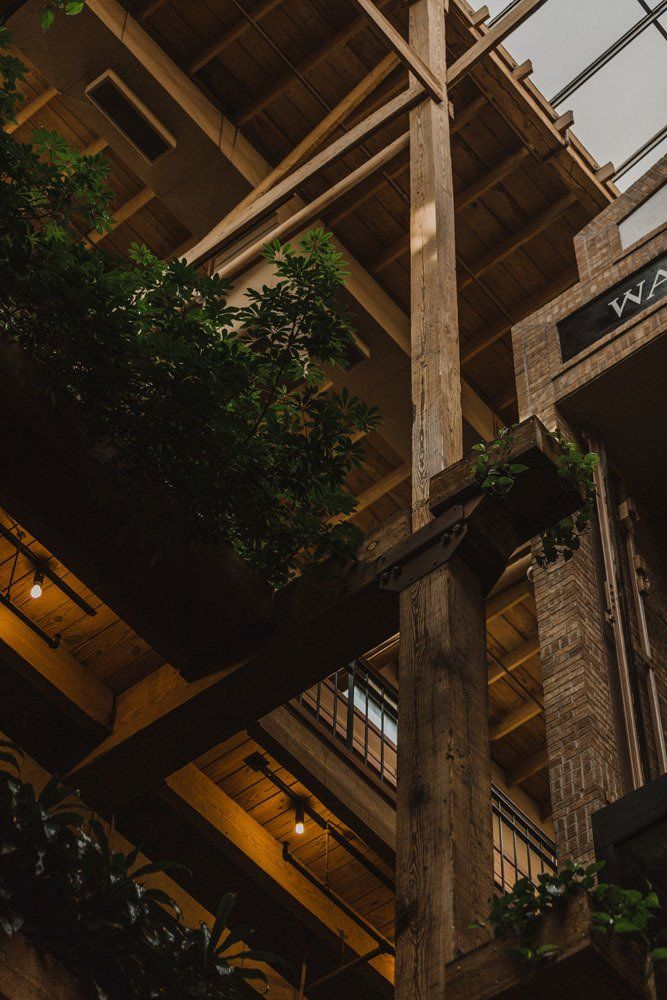 Washington_Plaza looking up at sign