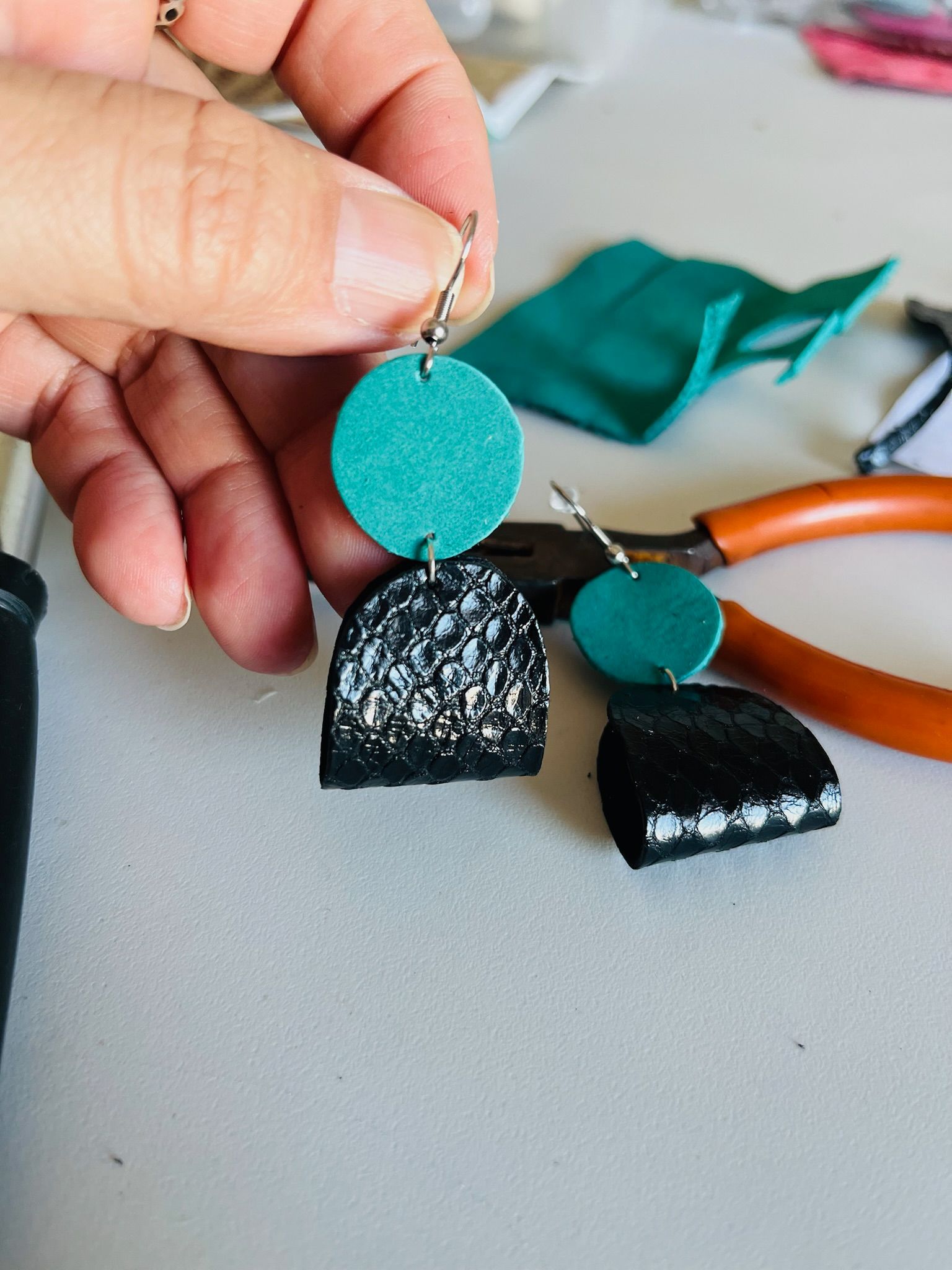 Una persona sostiene un par de pendientes en su mano.