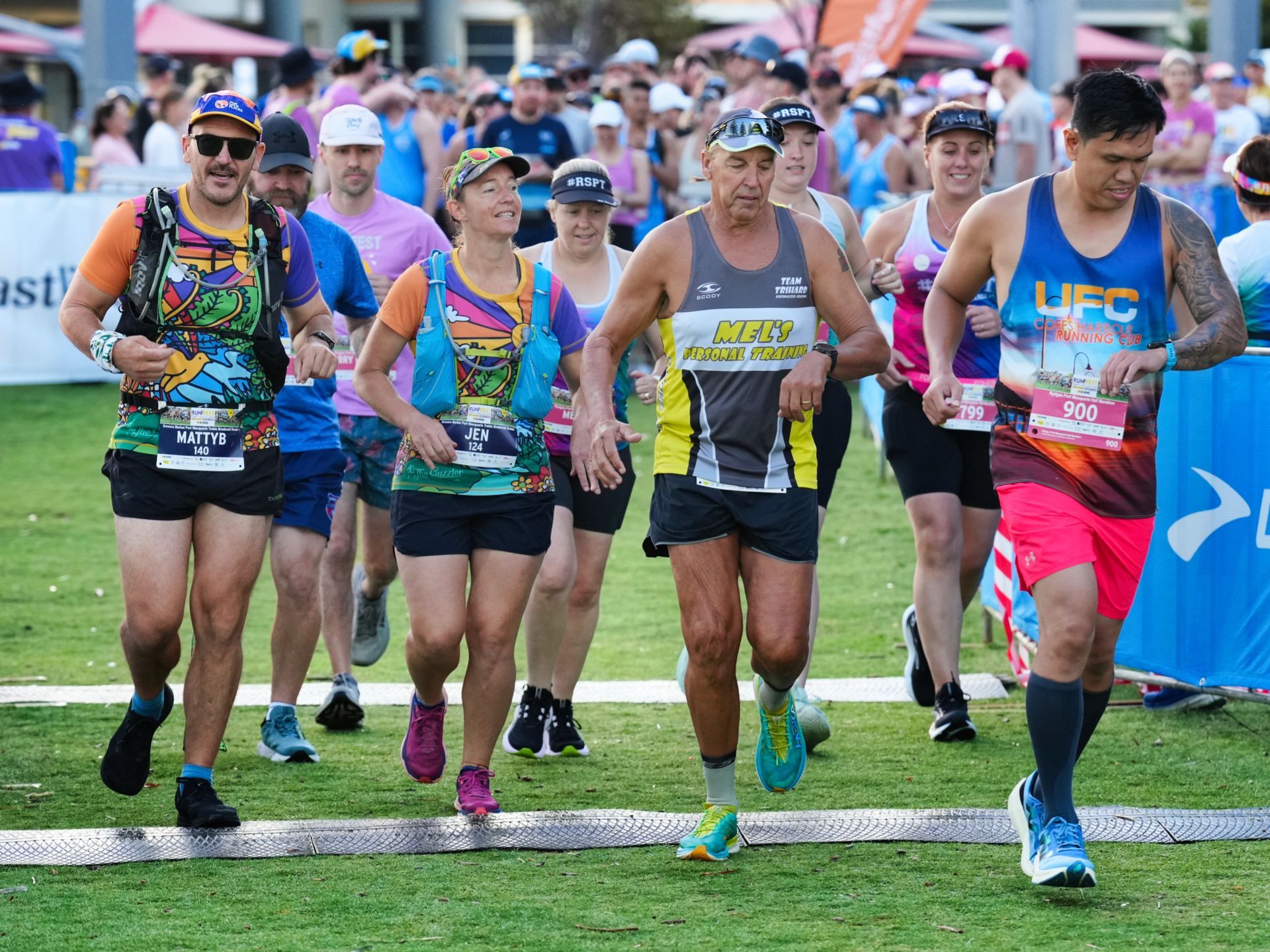 Man And Woman Running Participants Wearing Black Sando — Run Fest in Port Macquarie, NSW